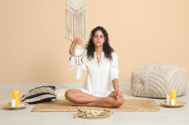 Evinde düş kapanı olan güzel Afro-Amerikalı kadın şaman