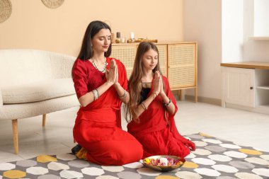 Güzel anne ve kızı ellerinde mum ve çiçeklerle. Divaly kutlaması