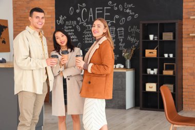 Kafede kahve içen gençler.