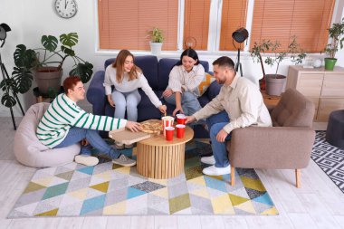 Evde bira ve atıştırmalık bir grup genç arkadaş dinleniyor.