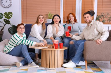 Evde bira ve atıştırmalık bir grup genç arkadaş dinleniyor.