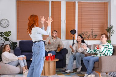 Evde oyun oynayan bir grup genç arkadaş