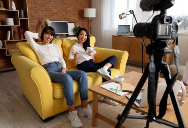 Evde kahve kaydeden genç kadınlar var.