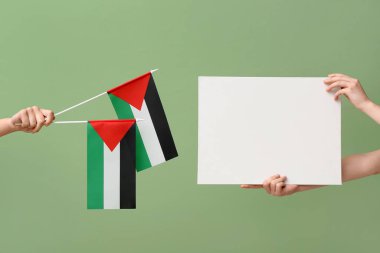 Filistin bayraklı kadın eller ve yeşil arka planda boş poster