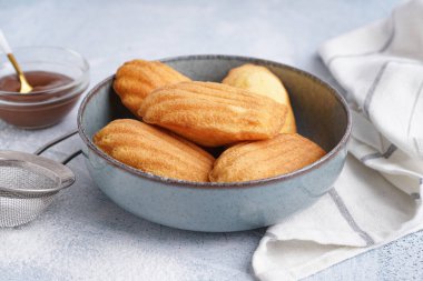 Lezzetli kurabiyeler ve beyaz arkaplanlı çikolatalar.