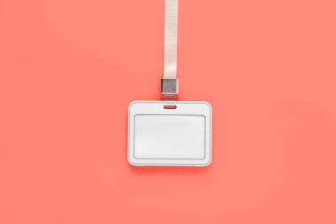 Renk arkaplanına karşı boş rozet