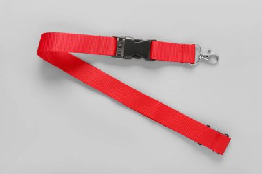 Gri arkaplanda kırmızı halat