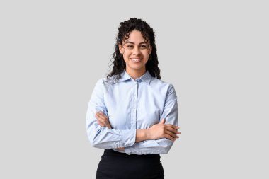 Gri arka planda şık mavi yakalı güzel bir Afro-Amerikalı kadın.