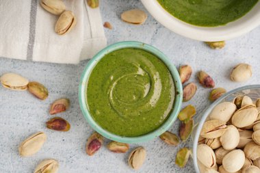 Beyaz grunge arka planda lezzetli şam fıstığı ezmeli kase