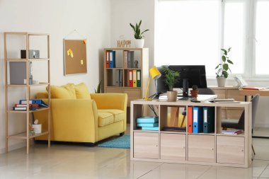 Modern işyeri ve kanepesi olan şık bir ofis.