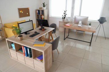 Modern işyerleri ve kanepesi olan şık bir ofis.