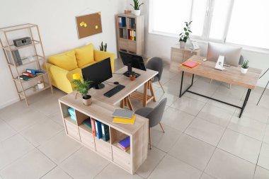 Modern işyerleri ve kanepesi olan şık bir ofis.