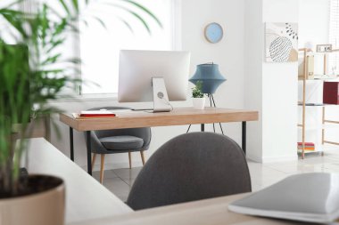 Modern iş yeri ve lambalı şık bir ofis.