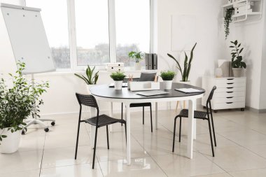 Çalışma yeri ve bitkileri olan modern ofis.