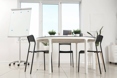 Çalışma yeri ve bitkileri olan modern ofis.