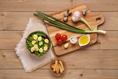 Taze salata ve ahşap arka planda malzemeler içeren kompozisyon