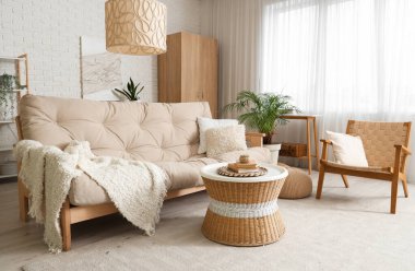 Rahat koltuğu, koltuğu, çiçekleri ve kahve masası olan şık bir oturma odası.