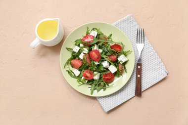 Bej arka planda çatal ve peçeteli taze sebze salatası.