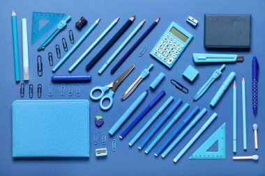 Mavi arka planda okul malzemeleri. Üst görünüm