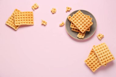 Pembe arka planda lezzetli Belçika waffle tabağı