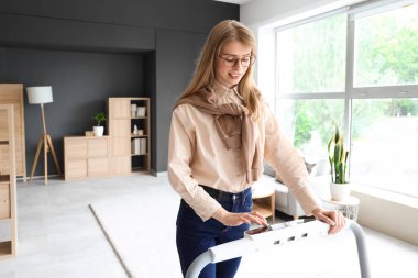 Ofisteki koşu bandında genç iş kadını eğitimi