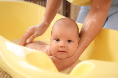 Evinde banyo yapan güzel, genç bir anne, yakın plan.