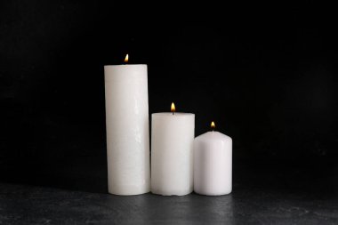 Siyah arka planda mum yakmak. Anma Günü