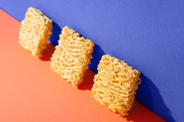 Renkli arkaplanda çiğ erişte