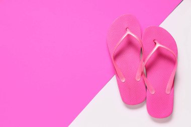 Plaj arka planında parmak arası terlikler