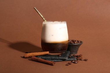 Kahverengi arka planda kahve çekirdeği ve tarçınlı Beyaz Rus kokteyli.