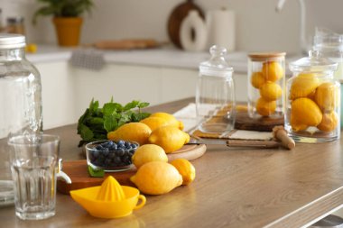 Böğürtlenli limonlar ve nane şekeri mutfakta, yakın plan.