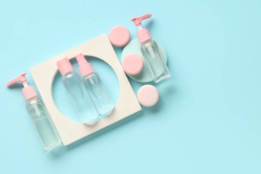 Farklı seyahat kozmetik ürünleri ve renk arkaplanındaki alçı dekoru içeren kompozisyon