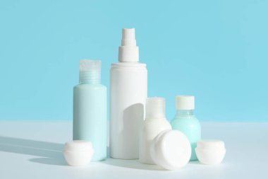 Işık tablosunda renk arkaplanına karşı seyahat kozmetik seti