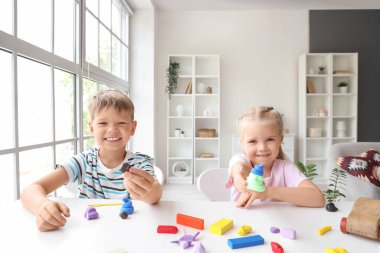 Masada plastikten heykel yapan şirin çocuklar.