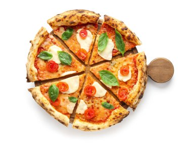 Tahta tahta tahta tahta üzerinde lezzetli pizza parçaları beyaz arka planda Margarita.