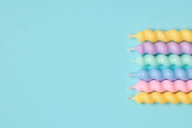 mavi arka plan üzerinde renkli doğum günü mumları