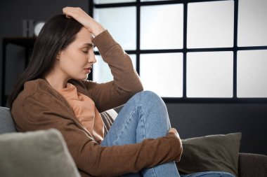 Depresif genç kadın evde kanepe