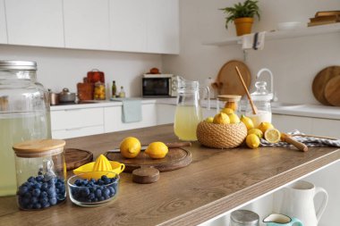 Mutfaktaki masada limonlu ve dutlu bir sürahi limonata.
