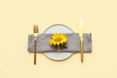 Sarı arka planda ayçiçeği olan güzel bir masa.
