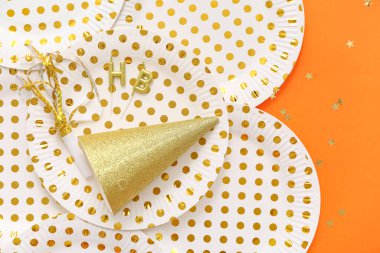 Doğum günü partisi için tek kullanımlık kağıt tabaklar, renk arkaplanı, yakın plan