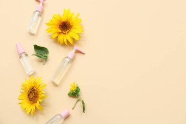 Renkli arka planda kozmetik ürünler ve ayçiçekleri içeren kompozisyon