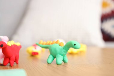 Odadaki masada plastikten yapılmış dinozor, yakın plan.