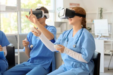 Klinikte VR gözlük kullanan genç doktorlar.