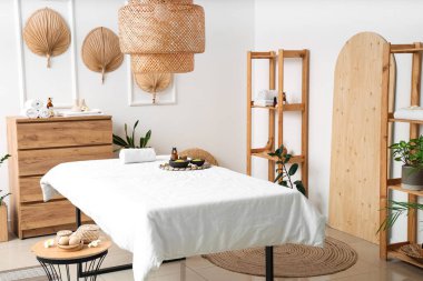 Masaj koltuğu, vantilatör ve raf üniteleri olan bir kaplıca salonu.