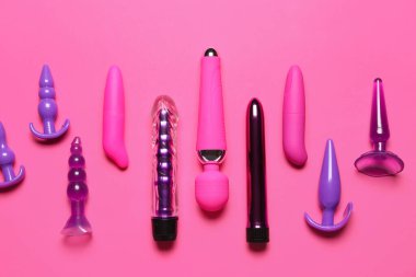 Pembe arka planda anal tıkaçları olan vibratörler