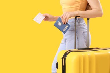 Ukrayna pasaportlu kadın, bilet ve çanta sarı arka planda, yakın plan