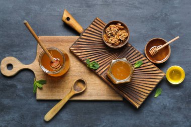 Tatlı ballı kompozisyon ve koyu arkaplanda ceviz