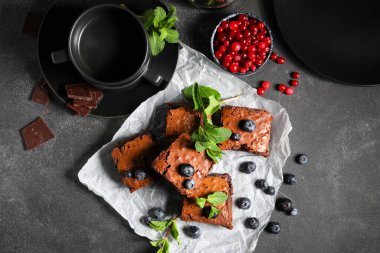 Siyah arka planda çikolatalı kek parçaları.