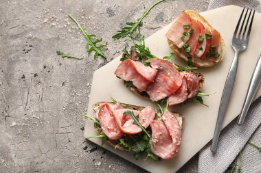 Lezzetli bruschettalar ve arkaplanda jambon.
