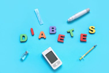 Mavi arka planda insülin ve glukometresi olan sözcük diabeTES